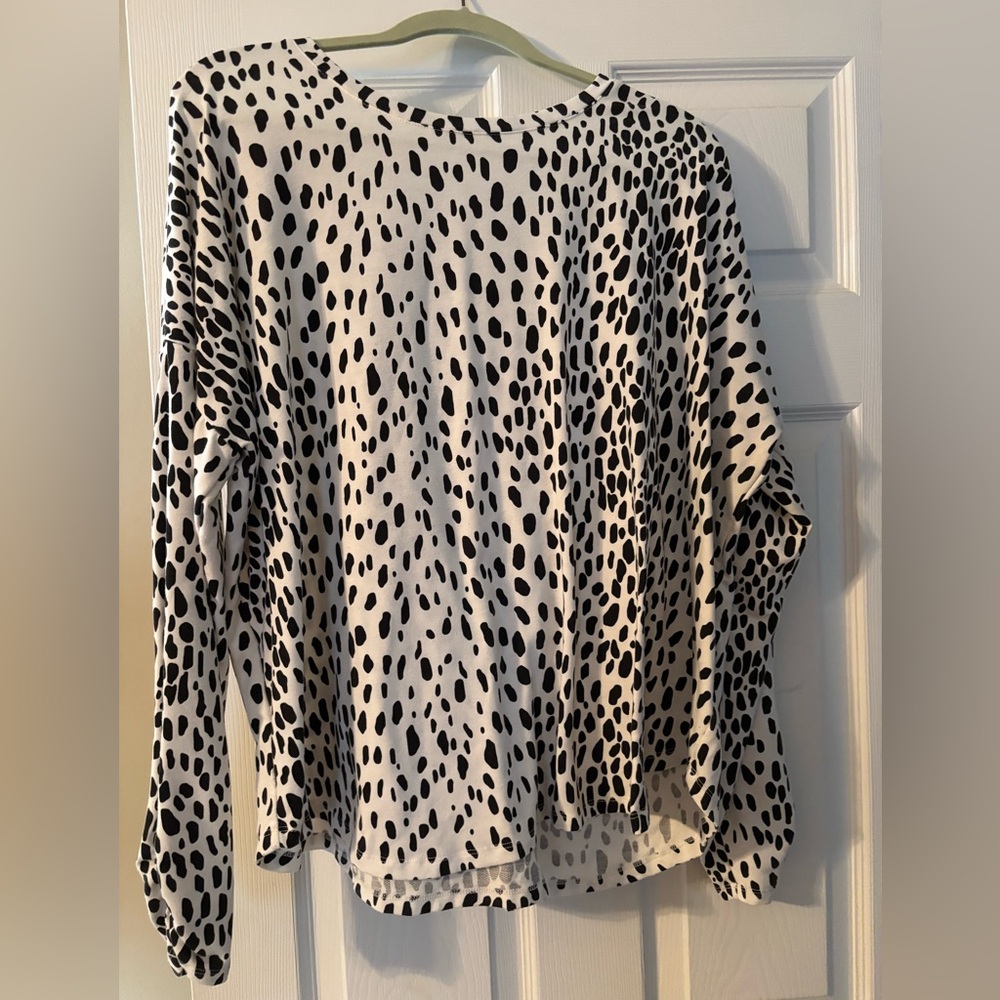 Like new Crown and Ivy black/white knit top. Size XL.